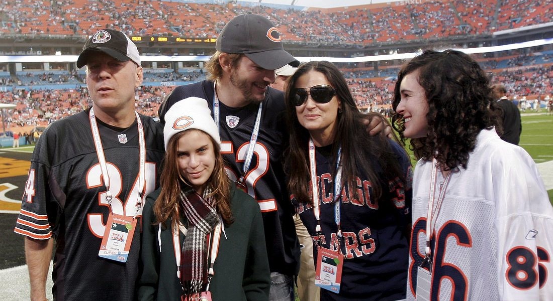 Demi Moore (2-D) e Ashton Kutcher (C) posano con l'ex marito di Demi Moore Bruce Willis (S) e le  loro figlie Tallulah Belle (2-S) e Rumer (D) il 4 febbraio 2007. © EPA