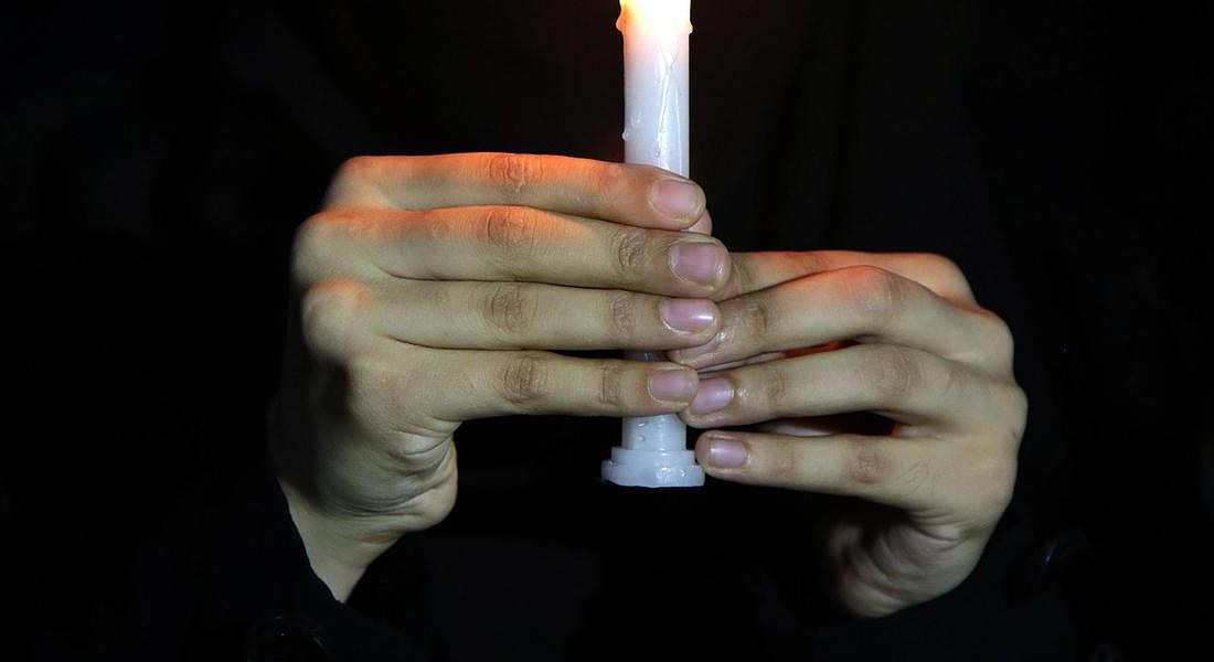 Una candela accesa per protestare contro la violenza sessuale in Kashmir, India © EPA