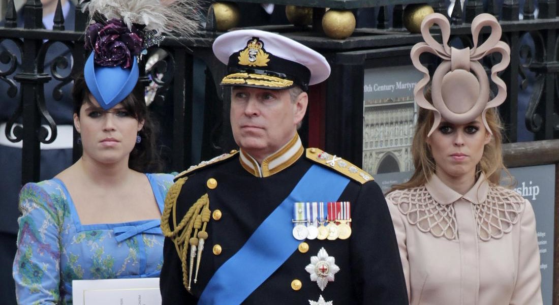Il principe Andrea con le figlie Eugenia e Beatrice al mastrimonio reale del principe William con Kate Middleton all'abbazia di Westminster nel 2011 © AP