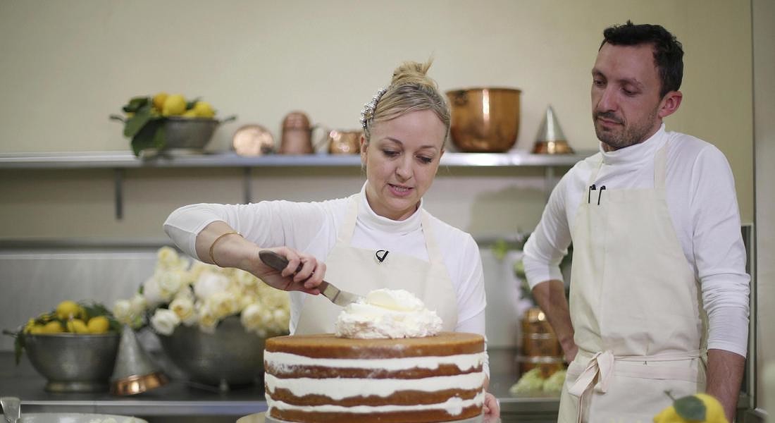 Claire Ptak, proprietaria della Violet Bakery,con il capo pasticcere Izaak Adams, sta preparando la torta di nozze del principe Harry e Meghan Markle nelle cucine di Buckingham Palace​ © AP