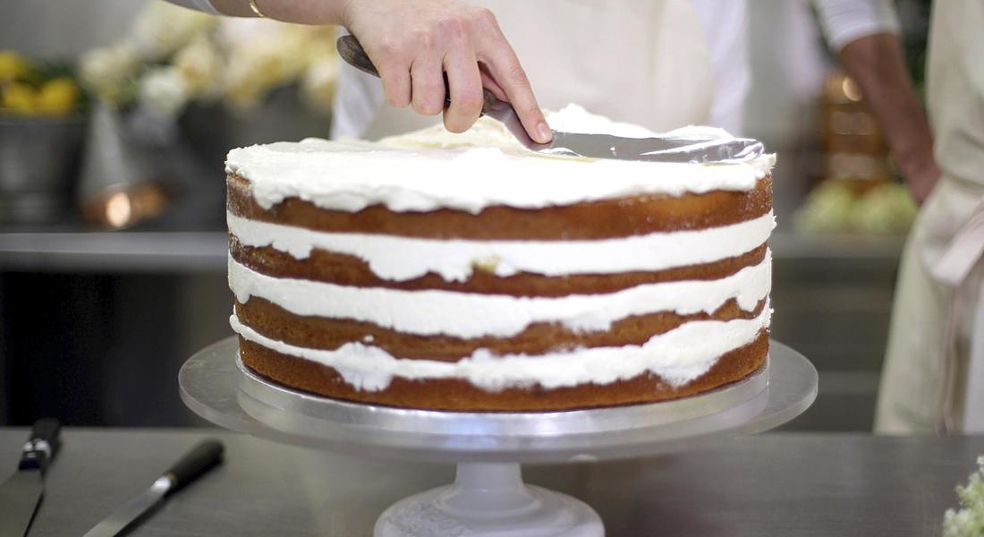 Claire Ptak, proprietaria della Violet Bakery, sta preparando la torta di nozze del principe Harry e Meghan Markle nelle cucine di Buckingham Palace​ © AP