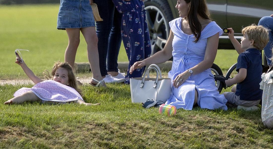 La duchessa di Cambridge Kate Middleton con i figli George e Charlotte. Parla con Autumn Phillips e le figlie Savannah e Isla, mentre guardano il Principe William giocare a Polo a Tetbury © AP