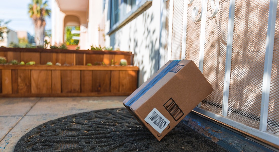 Un pacco Amazon fuori la porta di casa foto iStock. © Ansa
