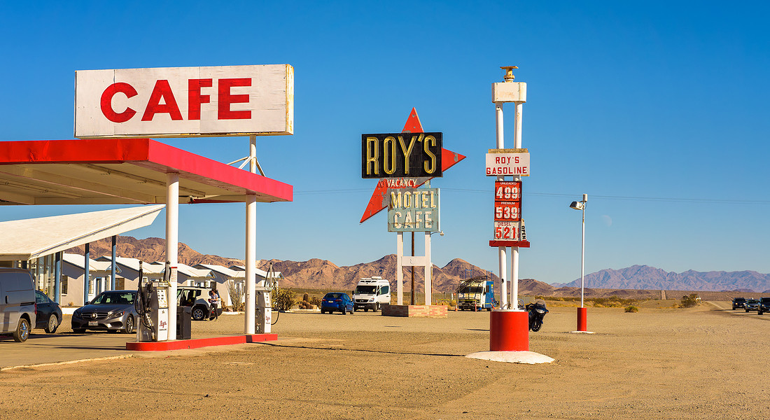 Amboy, California, USA -  Roy's motel and cafe con insegne neon vintage  vintage lungo la Route 66 in the Mojave desert. foto iStock. © Ansa