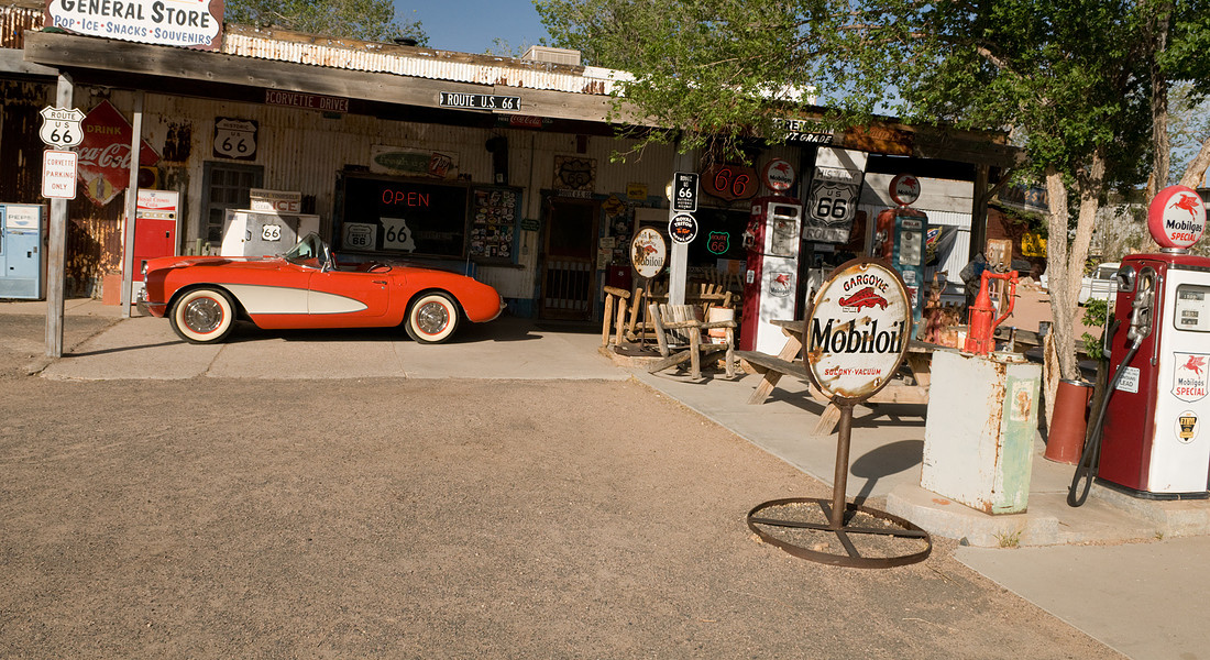'Hackberry, Arizona, USA -  A corvette sits fuore Hackberry General Store sulla storica Route  66. foto iStock. © Ansa