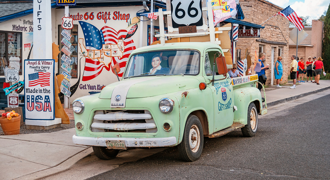 Classic pickup-truck parked sulla storica Route 66 a Seligman, Arizona © Ansa