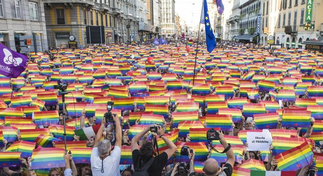 Flashmob TRICOLR&ARCOBALENO di Angelo Cruciani che ha chiuso la parata del Milano Pride 2018 © ANSA