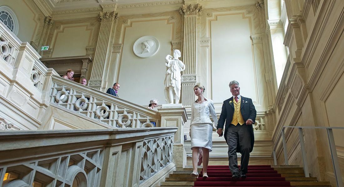 La principessa tedesca Stefania di Saxe-Coburg e Gotha e il marito Jan Stahl lasciano il Duke Museum dopo il loro matrimonio civile al castello di  Friedenstein in Gotha, Germania. Luglio 2018 © AP