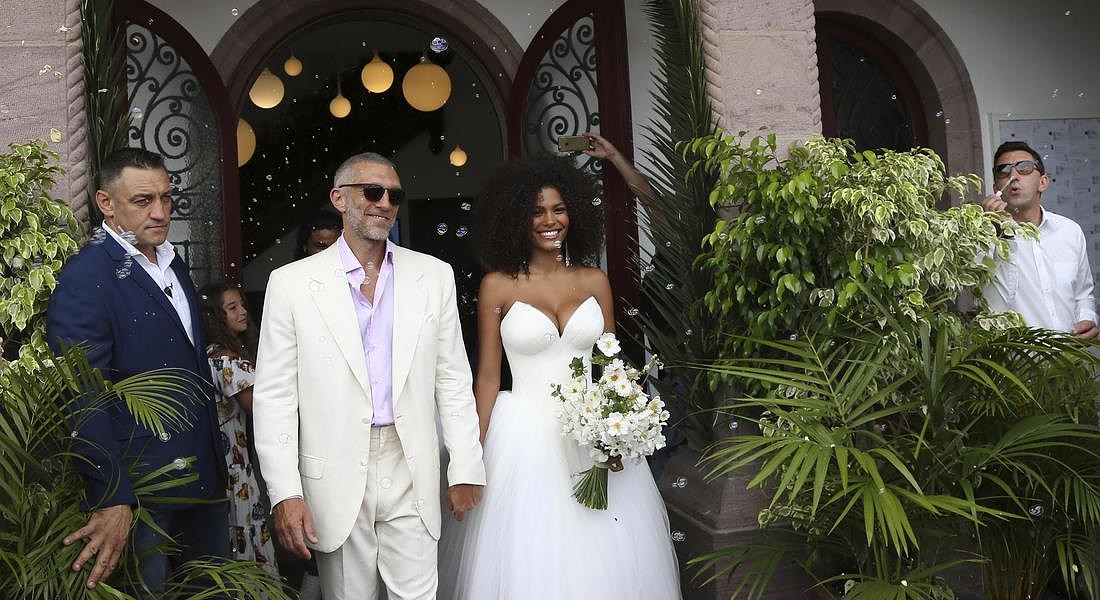 Le nozze di Vincent Cassel con Tina Kunakey il 24 agosto a Bidart in Francia © AP