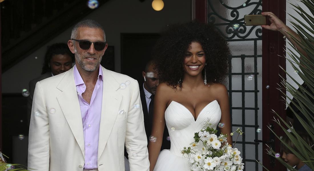 Le nozze di Vincent Cassel con Tina Kunakey il 24 agosto a Bidart in Francia © AP