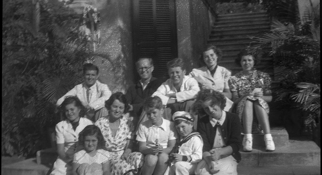 Joseph P. Kennedy, Sr. e Rose Fitzgerald Kennedy con i loro bambini a Palm Beach, Florida. 1937 © EPA