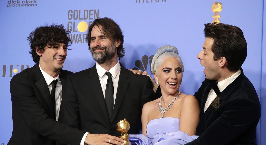 Lady Gaga, Anthony Rossomando, Andrew Wyatt e Mark Ronson in posa con il premio Golden Globe per la miglior canzone originale per Shallow (A Star is Born) © EPA