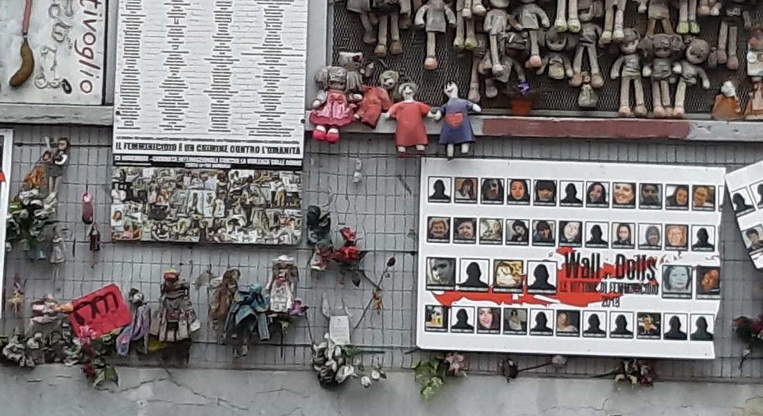 Milano, Il muro delle bambole dell'Associazione culturale 