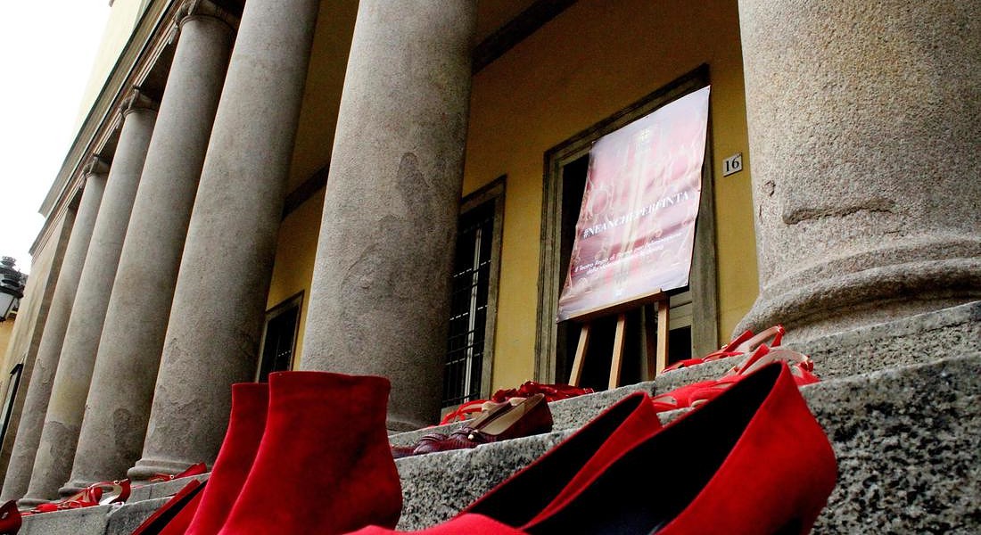 Violenza donne: scarpe rosse su scalinata teatro Regio di Parma © ANSA