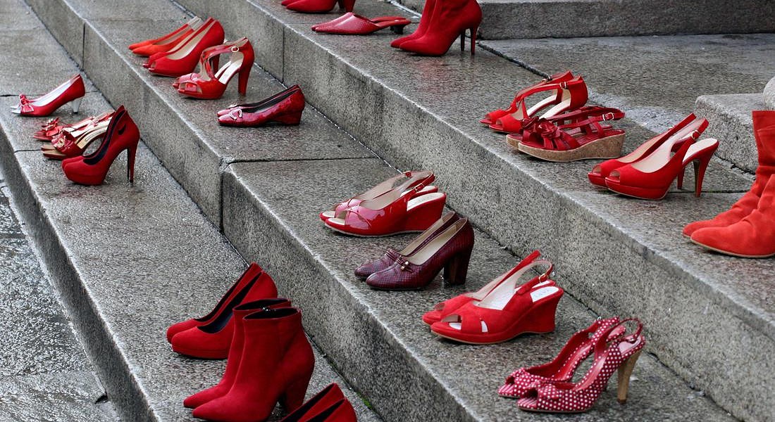 Violenza donne: scarpe rosse su scalinata teatro Regio di Parma © ANSA