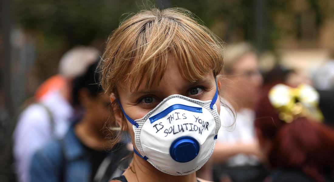 Una manifestante durante una dimostrazione a Sidney sul cambiamento climatico © EPA