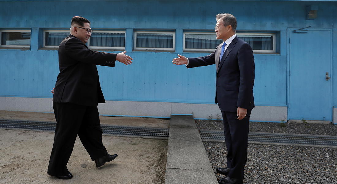 La storica stretta di mano tra i leader delle due Coree - 2018 © EPA