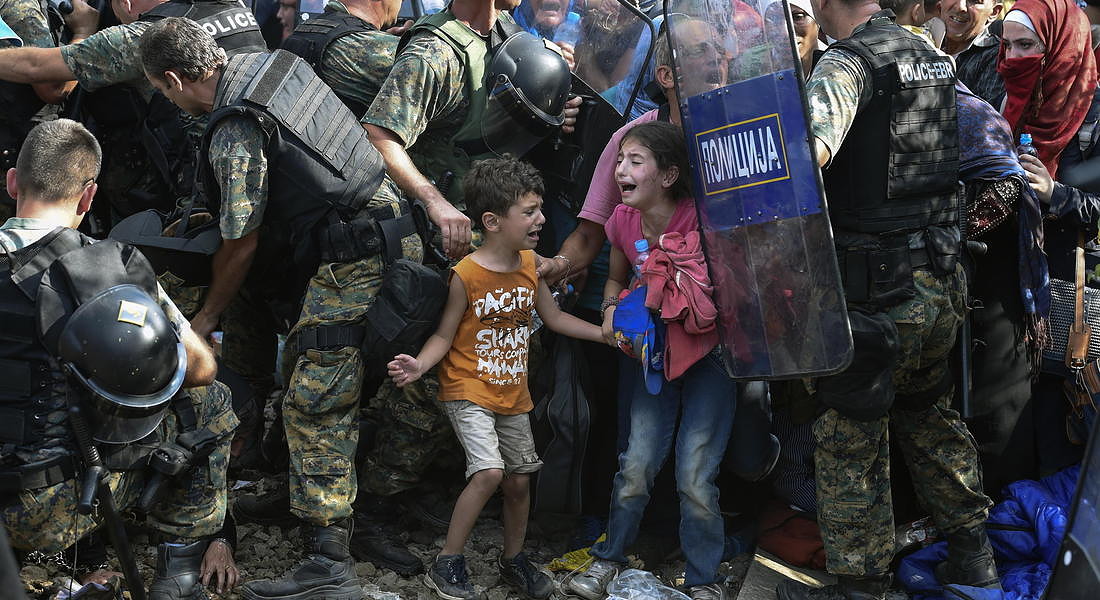 Macedonian police clash with refugees at blocked border - 2015 © EPA