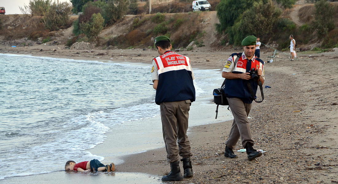 il corpo del piccolo migrante Alan Kurdi sulla costa turca- 2015 © EPA