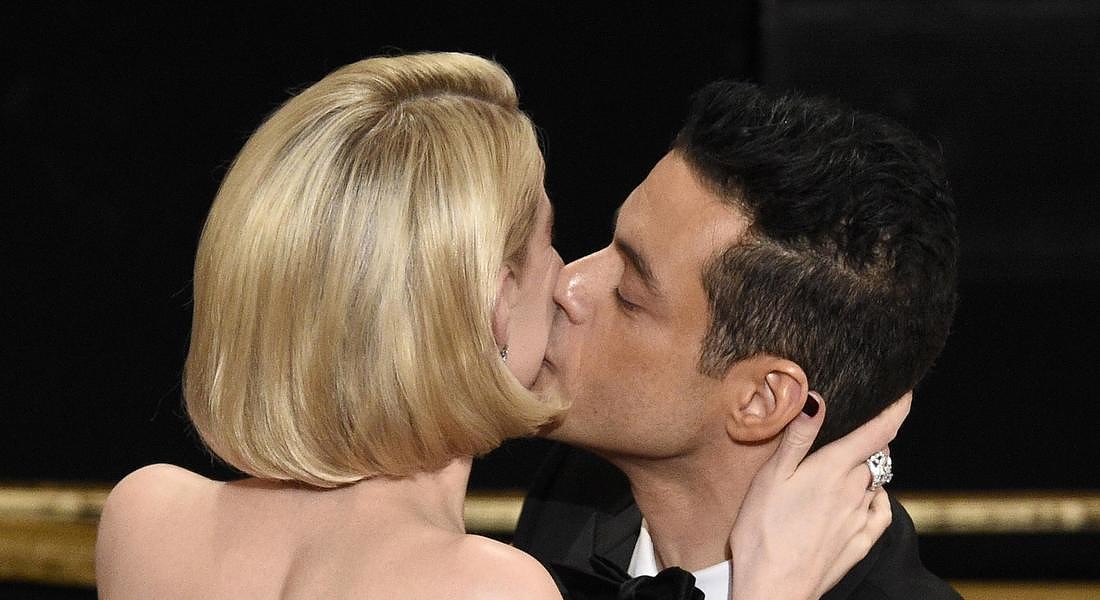 Rami Malek bacia appassionatamente la fidanzata, l'attrice di Bohemian Rhapsody Lucy Boynton © AP
