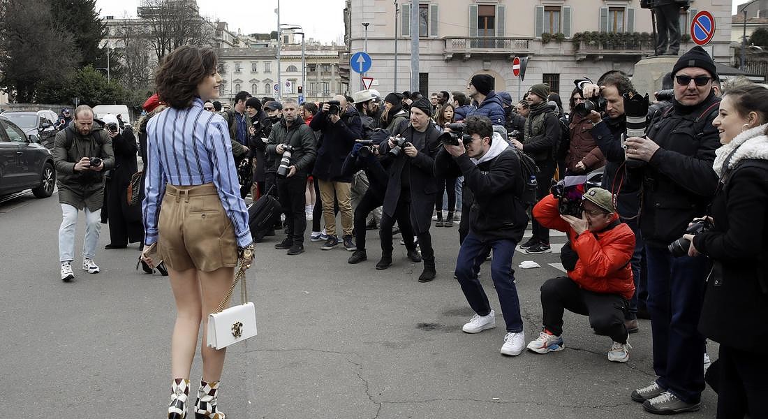 Italy Fashion Street Style: una fashion blogger posa per i fotografi prima della sfilata di Roberto Cavalli © AP
