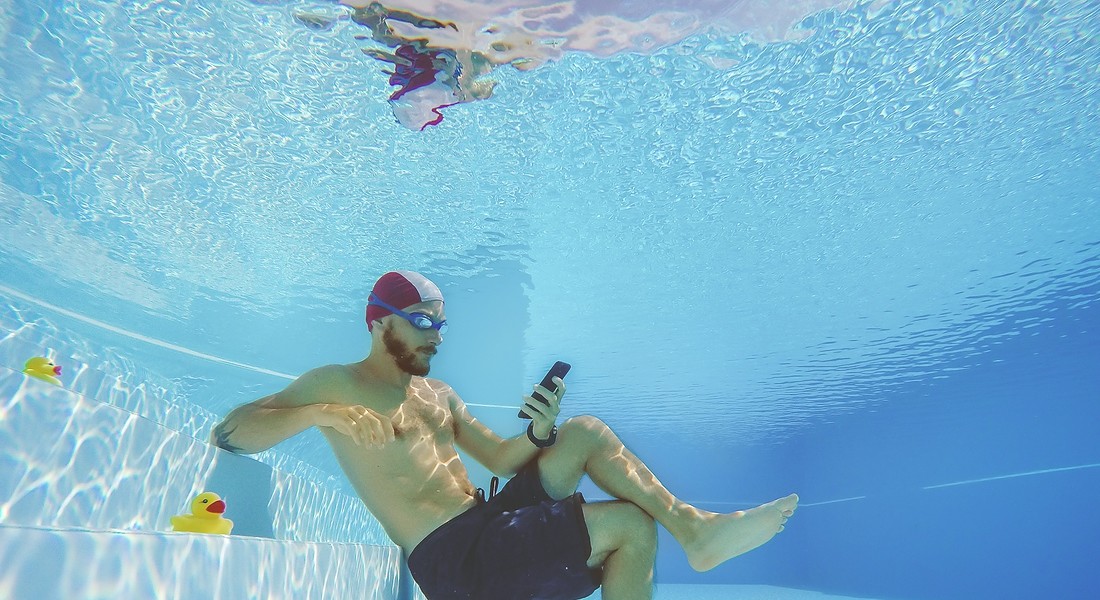Anche sott'acqua non si smette di controllare lo smartphone! foto iStock. © Ansa