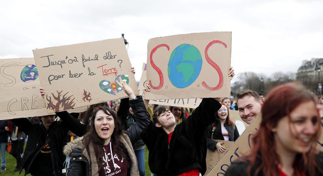 Students strike for climate change in Paris © EPA
