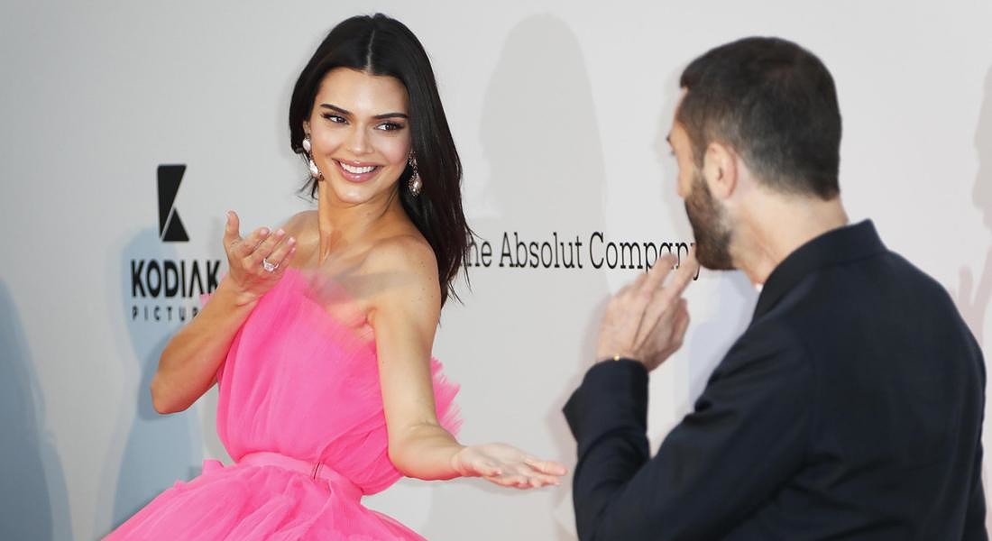 Kendall Jenner e lo stilista Giambattista Valli all'amfAR Gala - 72nd Cannes Film Festival © EPA