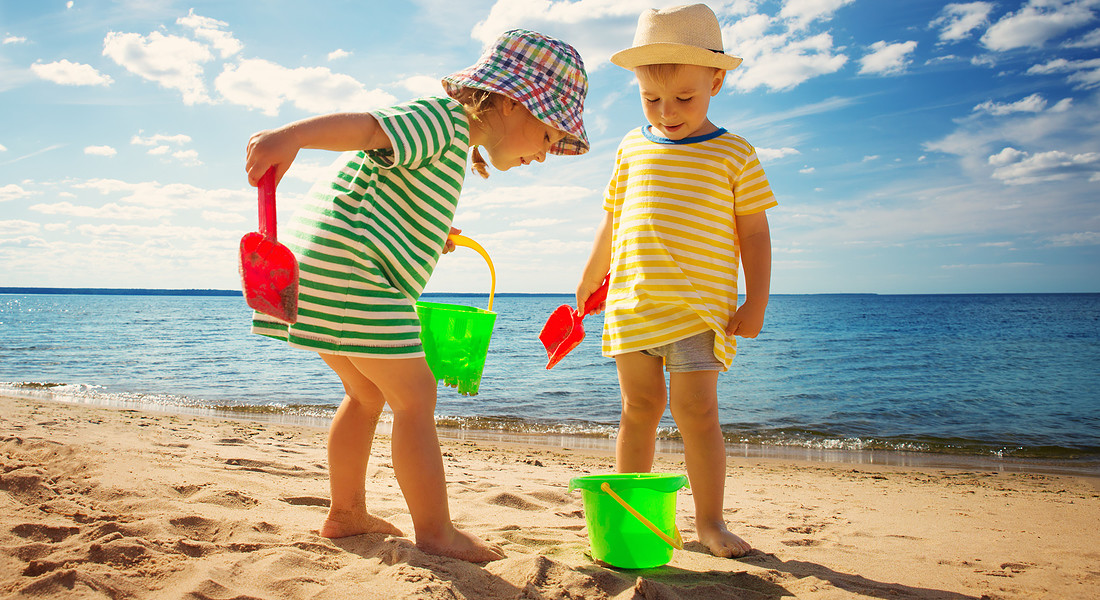 in spiaggia con palette e secchiello, due bambini si divertono. foto iStock. © Ansa