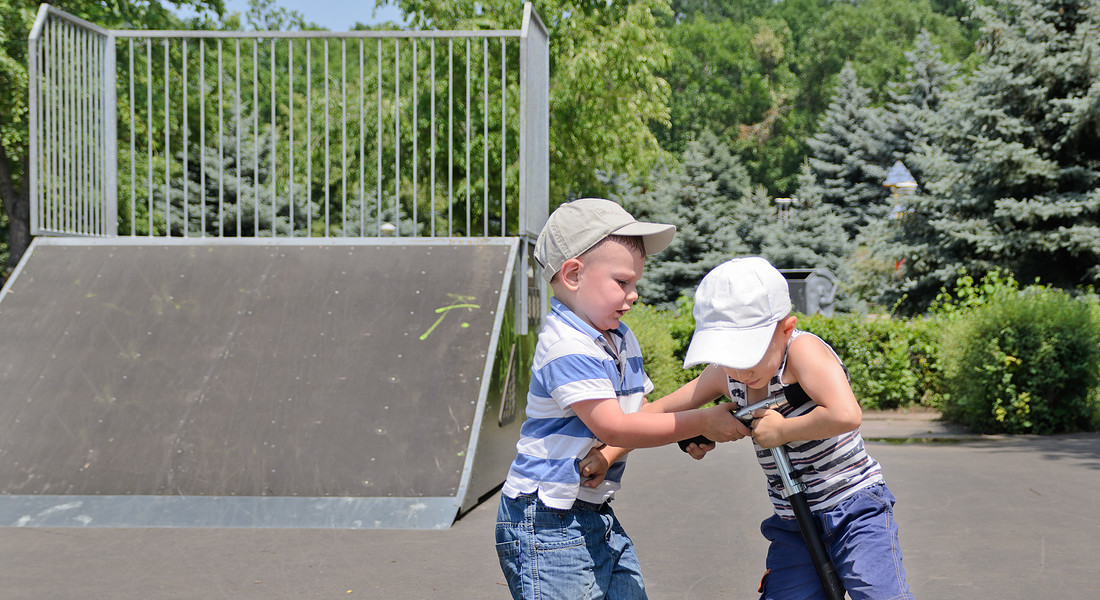 Due bambini litigano per usare il monopattino foto iStock. © Ansa