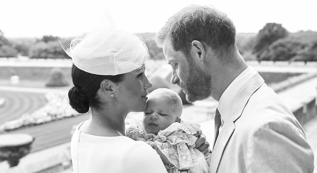 La foto ufficiale, rilasciata dal Duca e dalla Duchessa Sussex mostra il figlio, Archie Harrison Mountbatten-Windsor at Windsor Castle dopo il battesimo, con nello sfondo del Rose Garden a Windsor. (Chris Allerton/SussexRoyal via AP) © AP