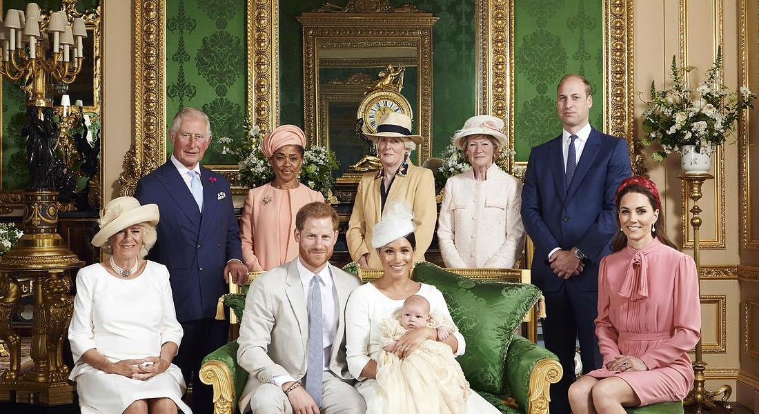 Al battesimo di Archie: Camilla, the Duchess of Cornwall sits at left. Back row from left, Prince  Charles, Doria Ragland, Lady Jane Fellowes, Lady Sarah McCorquodale, Prince William and Kate, the  Duchess of Cambridge © AP