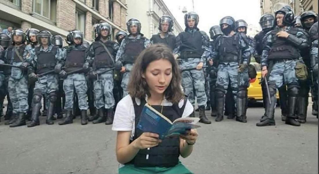 Olga, la 'Marianna' delle proteste di Mosca © ANSA