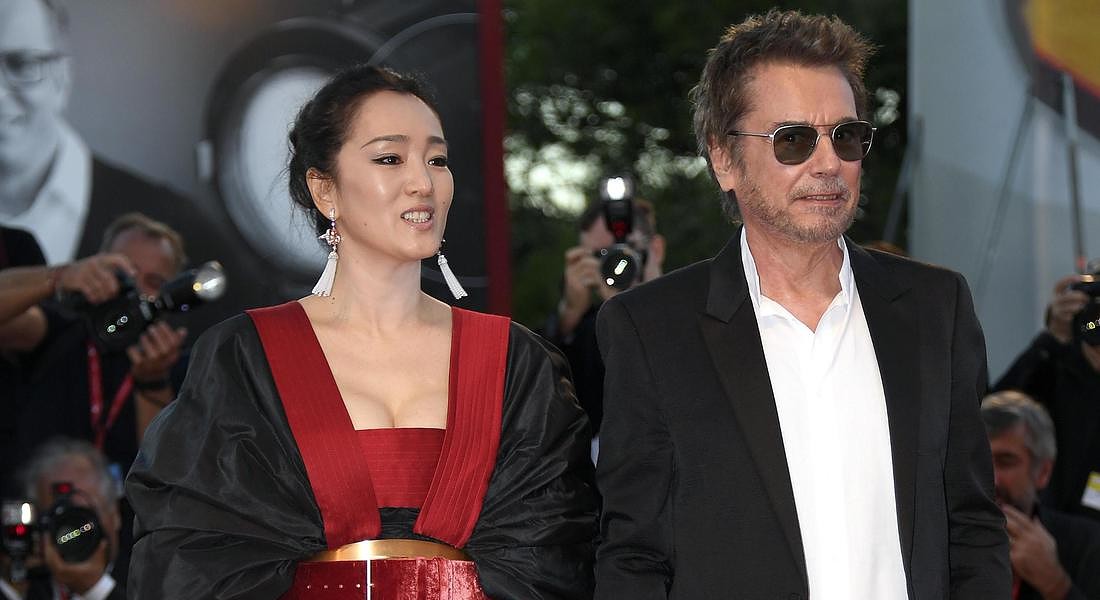 76th Venice International Film Festival Chinese actress Gong Li (L) and her husband French composer Jean-Michel Jarre arrive for the  premiere of 'Lan Xin Da Ju Yuan(Saturday Fiction) ' © ANSA