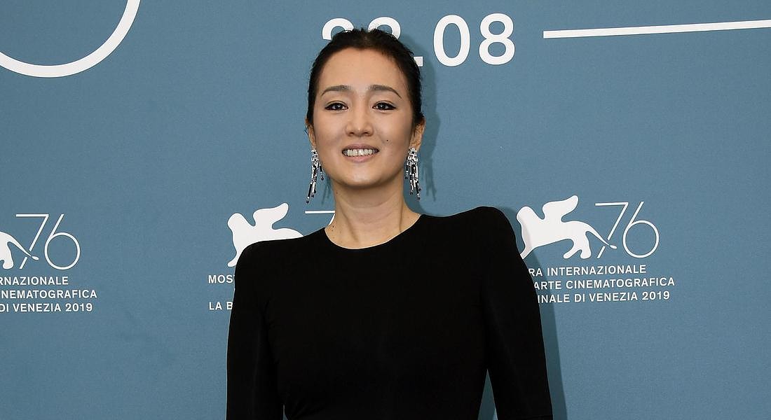 76th Venice International Film Festival Chinese actress Gong Li signs autographs as she arrives for a premiere of 'Lan Xin Da Ju  Yuan(Saturday Fiction) ' © ANSA