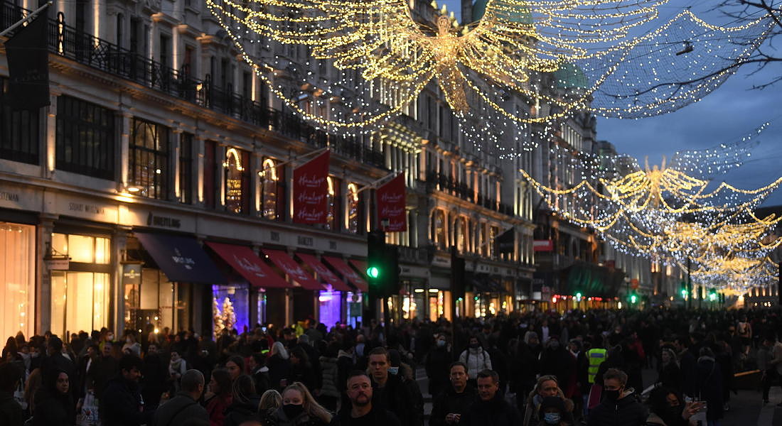 Christmas shopping in London © EPA
