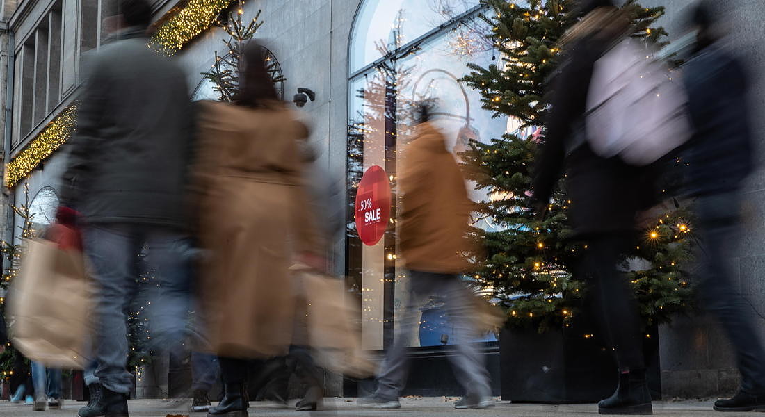 Christmas shopping in Berlin © EPA