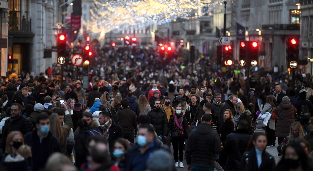 Christmas shopping in London © EPA