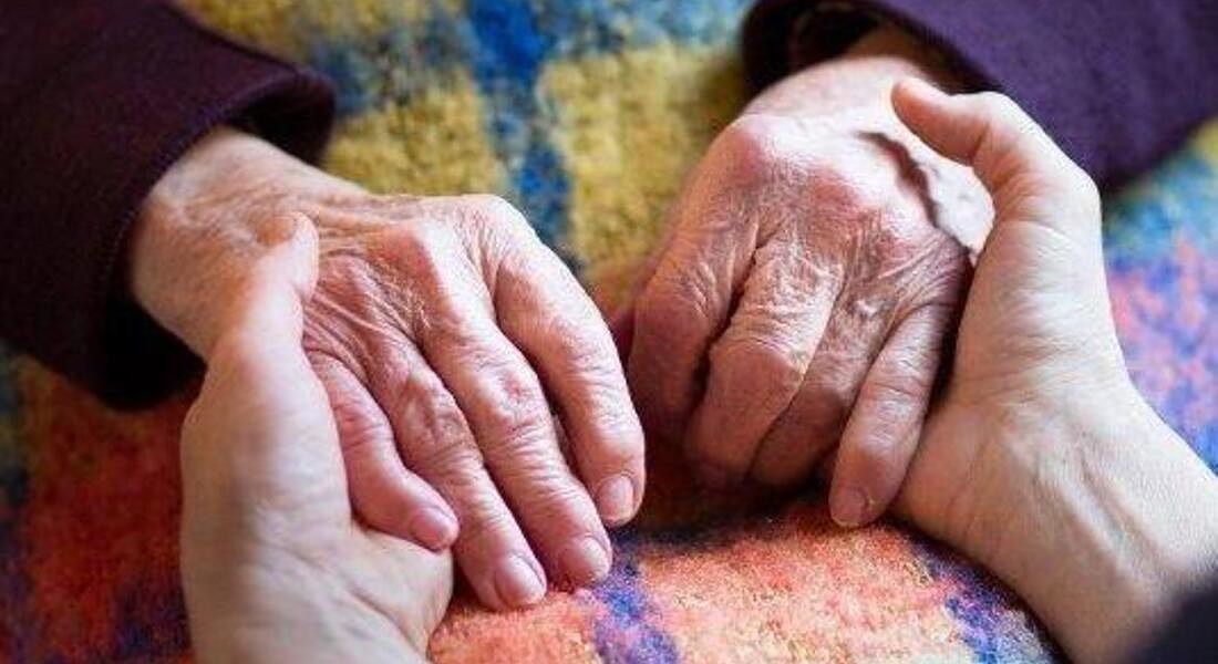 Una donna anziana tra le mani sicure di una badante © ANSA