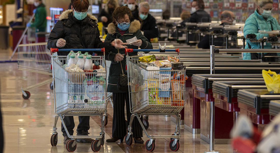 Coronavirus: carrelli pieni per la spesa al supermercato © ANSA