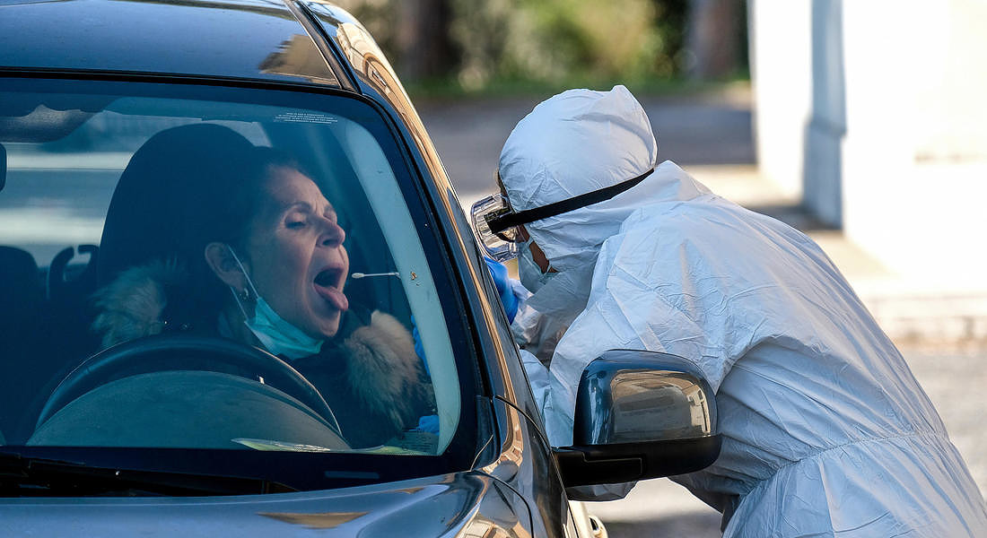 Coronavirus: test 'drive-in' a persone in macchina alla Asl Roma 1 © ANSA/ALESSANDRO DI MEO