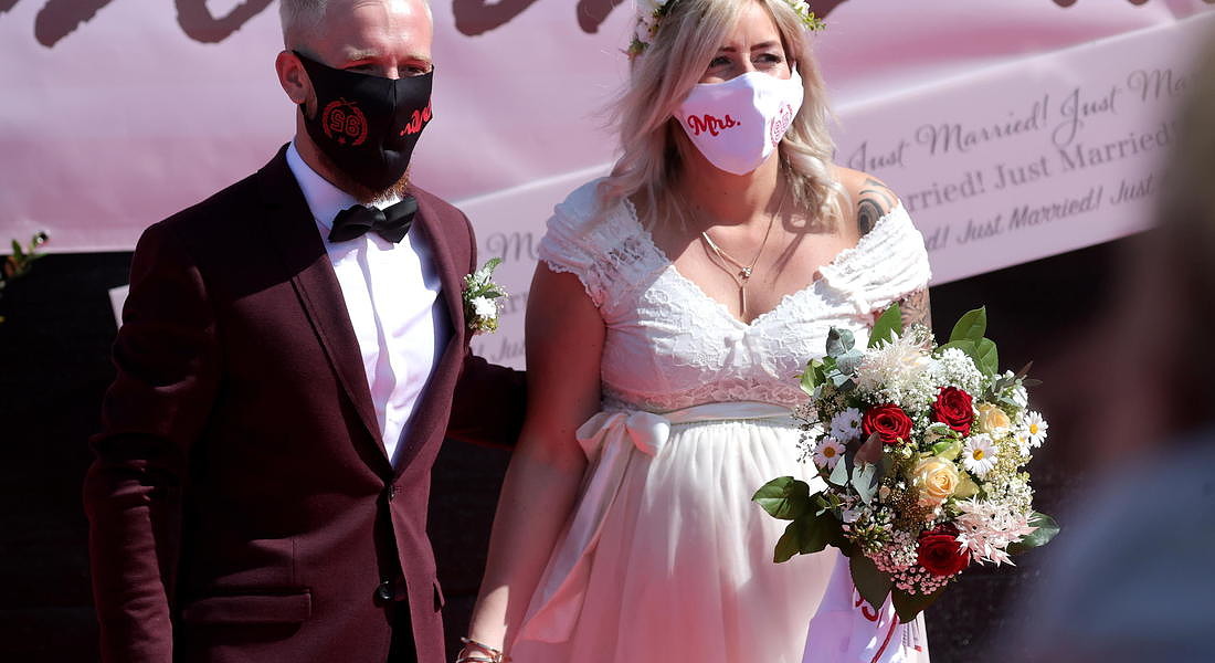 First wedding ceremonies at a drive-in cinema amid coronavirus lockdown © EPA