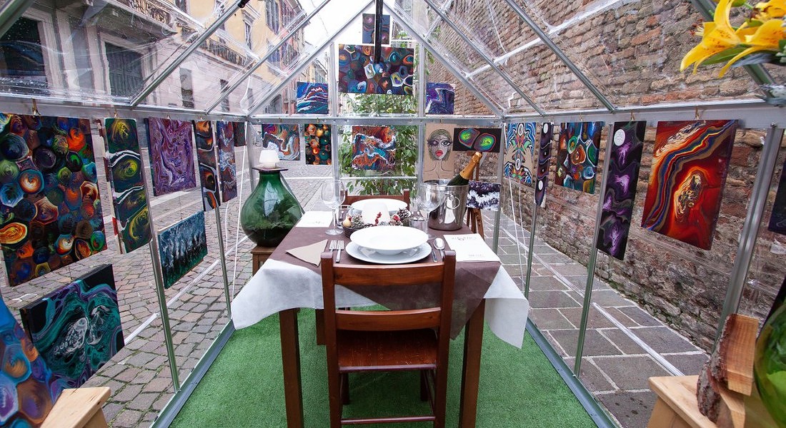 Nel centro storico di Lodi le 'Serre Artistiche', tavoli dove mangiare in sicurezza con alle pareti opere d'arte © Ansa