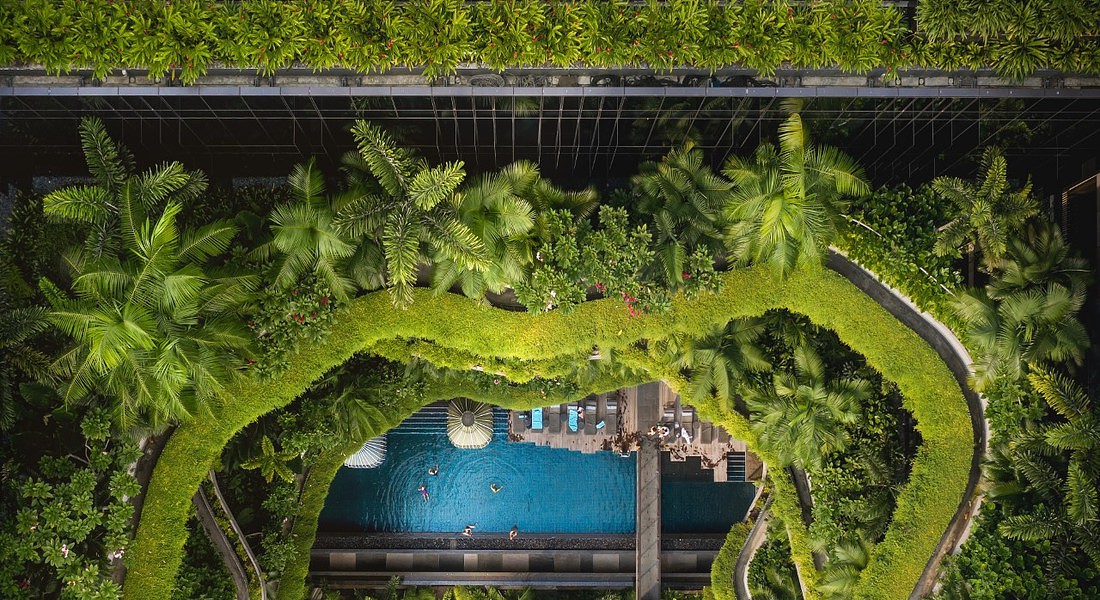 Parkroyal on Pickering, noto per il suo concetto di “hotel in giardino” e per il suo spettacolare giardino verticale a cascata di quattro piani. Singapore © Ansa