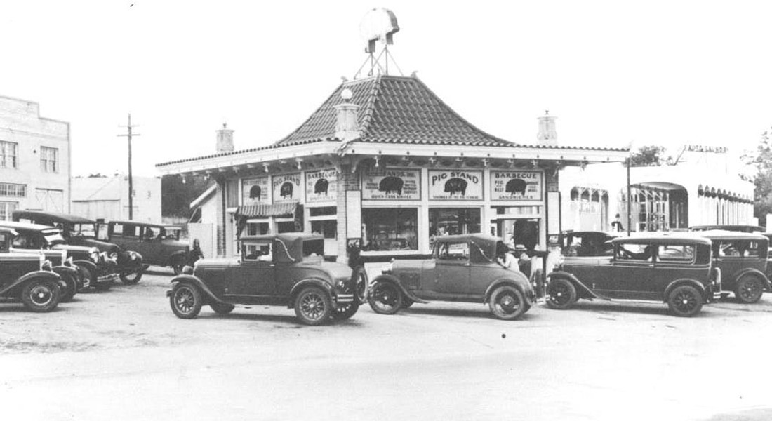 Il primo ristorante Drive-in al mondo: il Kirby's Pig Stand aperto a Dallas nel settembre 1921 © Ansa