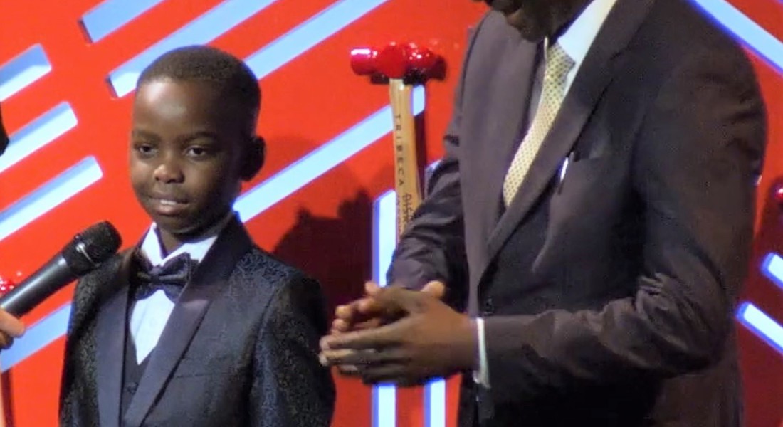 Il giovane nigeriano - americano campione di scacchi Tanitoluwa “Tani” Adewumi riceve il premio Tribeca Disruptive Innovation con gli applausi del padre © ANSA