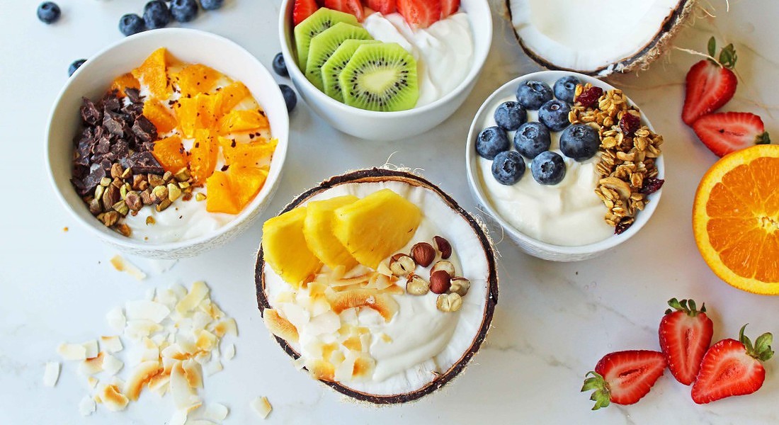 Le bowl di yogurt con cereali e frutta e semi foto Unsplash © Ansa