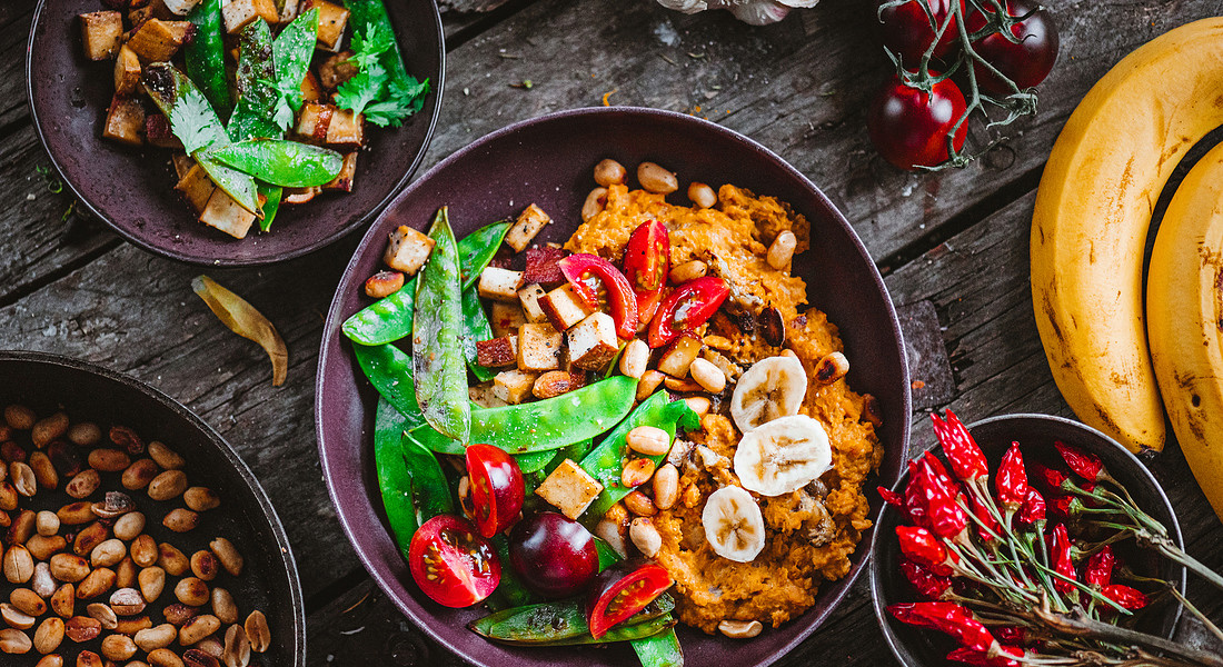 Uno squisito piatto vegan: patate dolci, curry e burro di arachidi. foto iStock. © Ansa