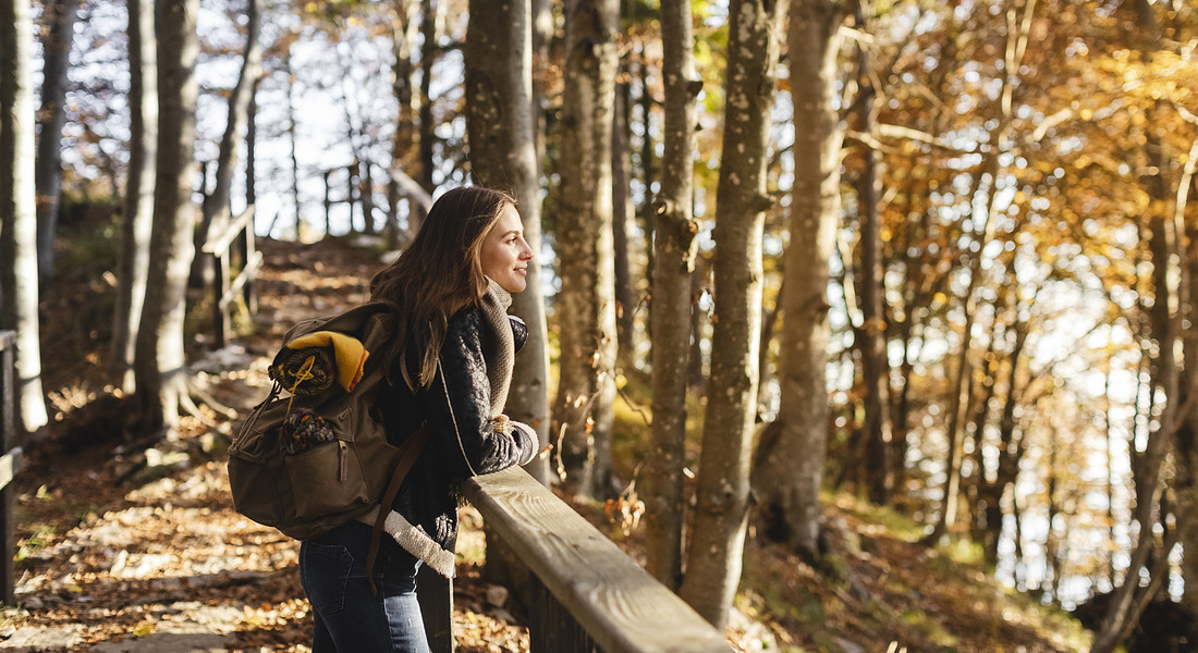 Una donna si gode un bosco in autunno foto iStock. © Ansa