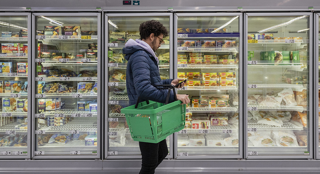 Un giovane fa la spesa al supermercato foto iStock. © Ansa